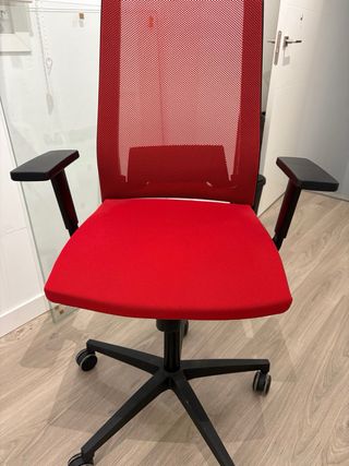 Silla de oficina roja con reposabrazos