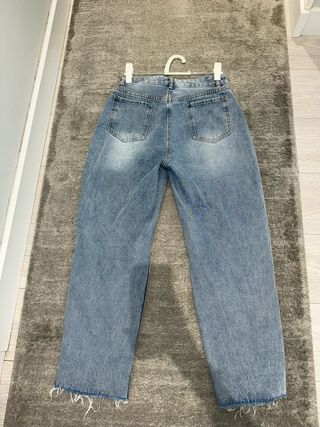 Pantalón vaquero roto desgastado