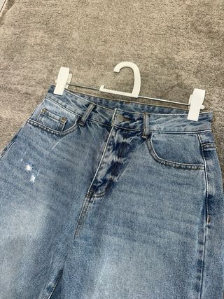 Pantalón vaquero roto desgastado