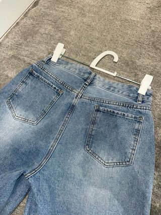 Pantalón vaquero roto desgastado