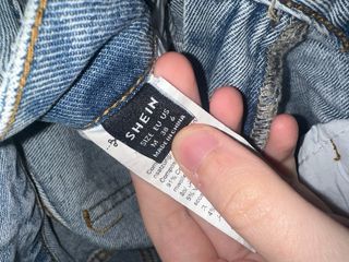 Pantalón vaquero roto desgastado