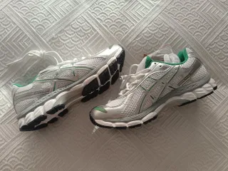 Zapatillas falsas Asics plateadas y verdes