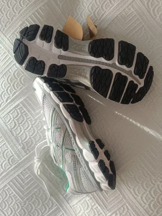 Zapatillas falsas Asics plateadas y verdes