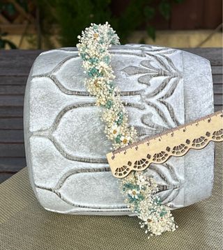 Corona de flores preservadas