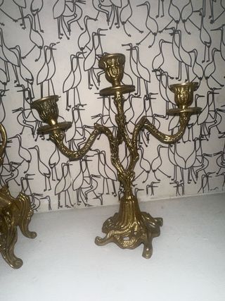 Juego de candelabros y reloj dorado