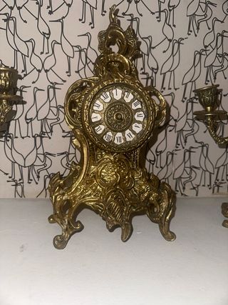 Juego de candelabros y reloj dorado