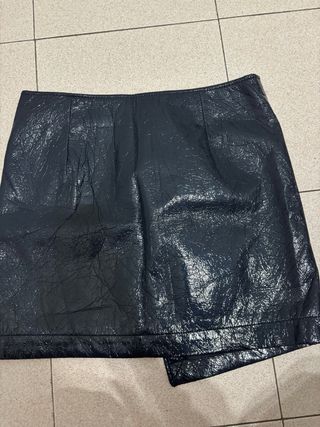Falda efecto piel azul marino