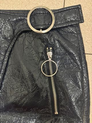 Falda efecto piel azul marino