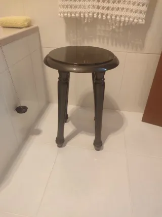 Taburete negro lacado brillante