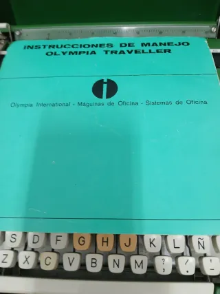Máquina de escribir Olympia Traveller de Luxe