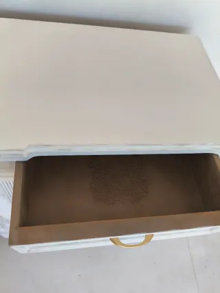 Cómoda de madera blanca