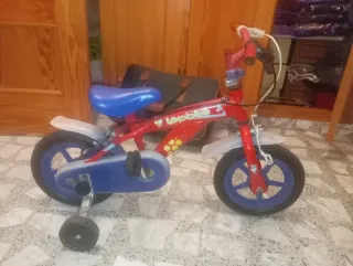 Bicicleta infantil roja con ruedines
