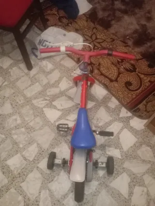 Bicicleta infantil roja con ruedines