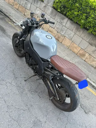 Yamaha YZF 750 cafe racer
