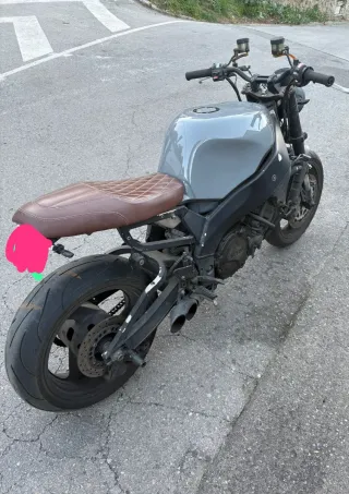 Yamaha YZF 750 cafe racer