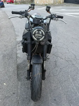 Yamaha YZF 750 cafe racer