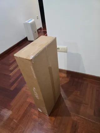 Lámpara de pie orientable blanca