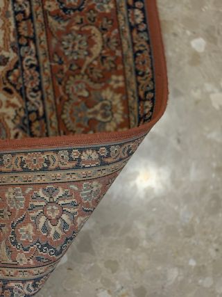 Alfombra de lana beige y marrón