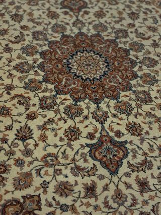 Alfombra de lana beige y marrón