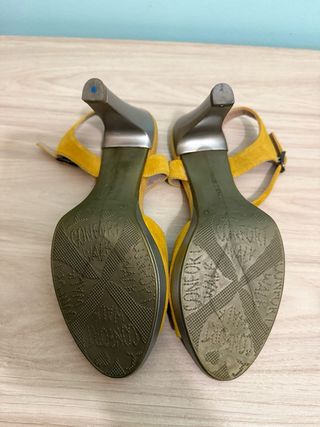 Sandalias tacón amarillas Talla 37