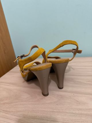 Sandalias tacón amarillas Talla 37