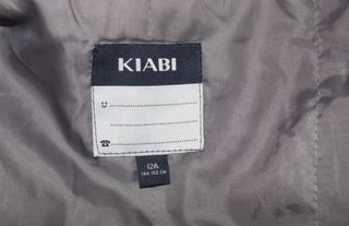 Abrigo gris con capucha de pelo