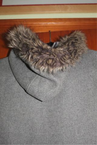 Abrigo gris con capucha de pelo