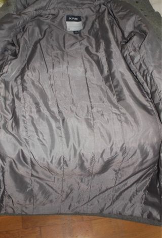 Abrigo gris con capucha de pelo