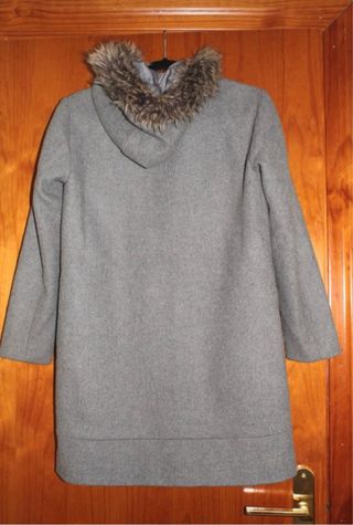 Abrigo gris con capucha de pelo