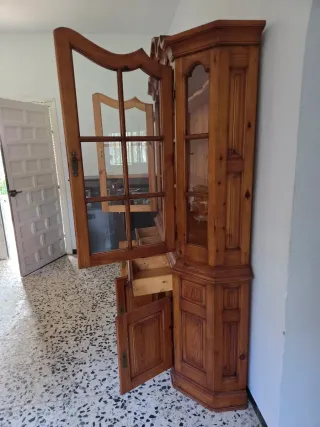 Mueble cristalero rústico madera y cristal.