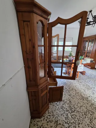 Mueble cristalero rústico madera y cristal.