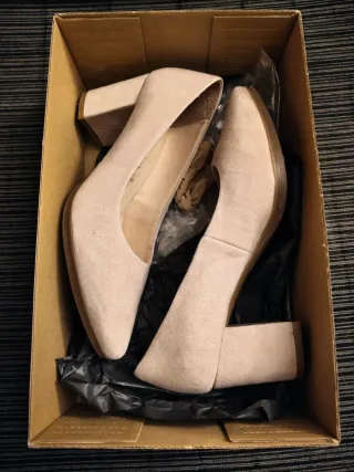 Bolso de mano y zapatos beige