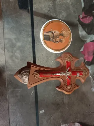 Cruz de madera con figura de Jesús