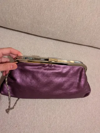 Bolso de fiesta morado con cadena