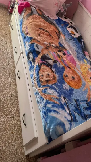 Cama individual de madera con cajones