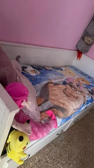 Cama individual de madera con cajones