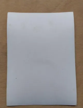 Fotografía antigua de niño y Vespa con parabrisas