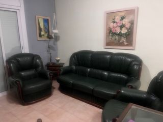 Sofá y sillones de cuero verde