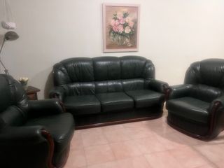 Sofá y sillones de cuero verde