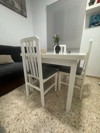 Mesa extensible 90x90 + 4 Sillas tapizadas madera