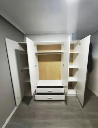 Armario blanco con cajones y estantes