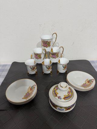 Set 6 tazzine con piattino e zuccheriera.