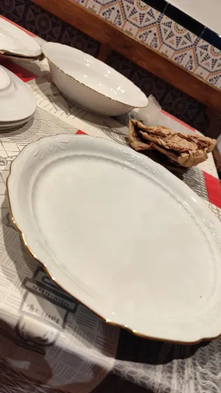 Vajilla de porcelana con borde dorado