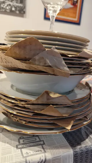 Vajilla de porcelana con borde dorado