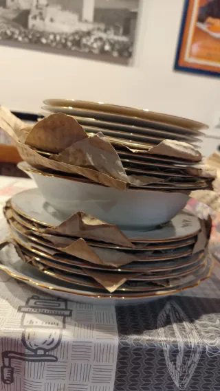 Vajilla de porcelana con borde dorado