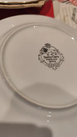 Vajilla de porcelana con borde dorado