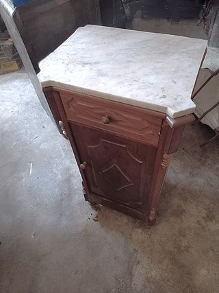 Mesita de noche antigua. Madera de caoba y mármol