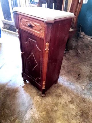 Mesita de noche antigua. Madera de caoba y mármol