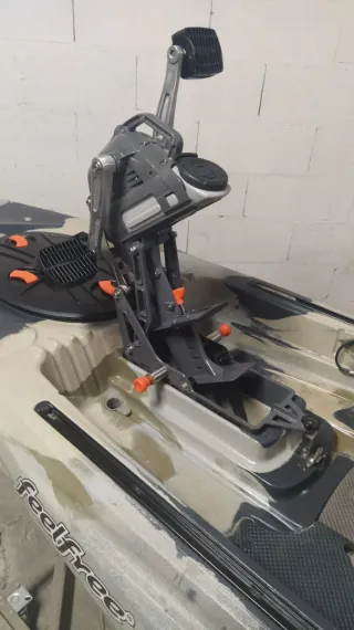 Kayak Feel Free con pedales, timón y ruedas.