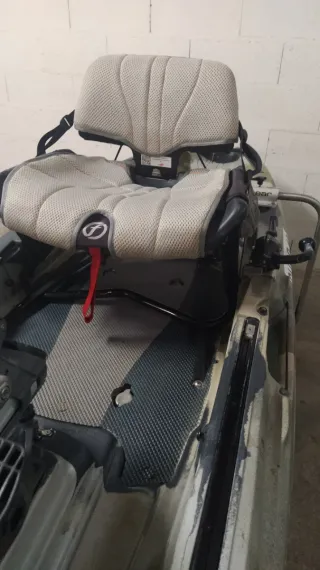 Kayak Feel Free con pedales, timón y ruedas.